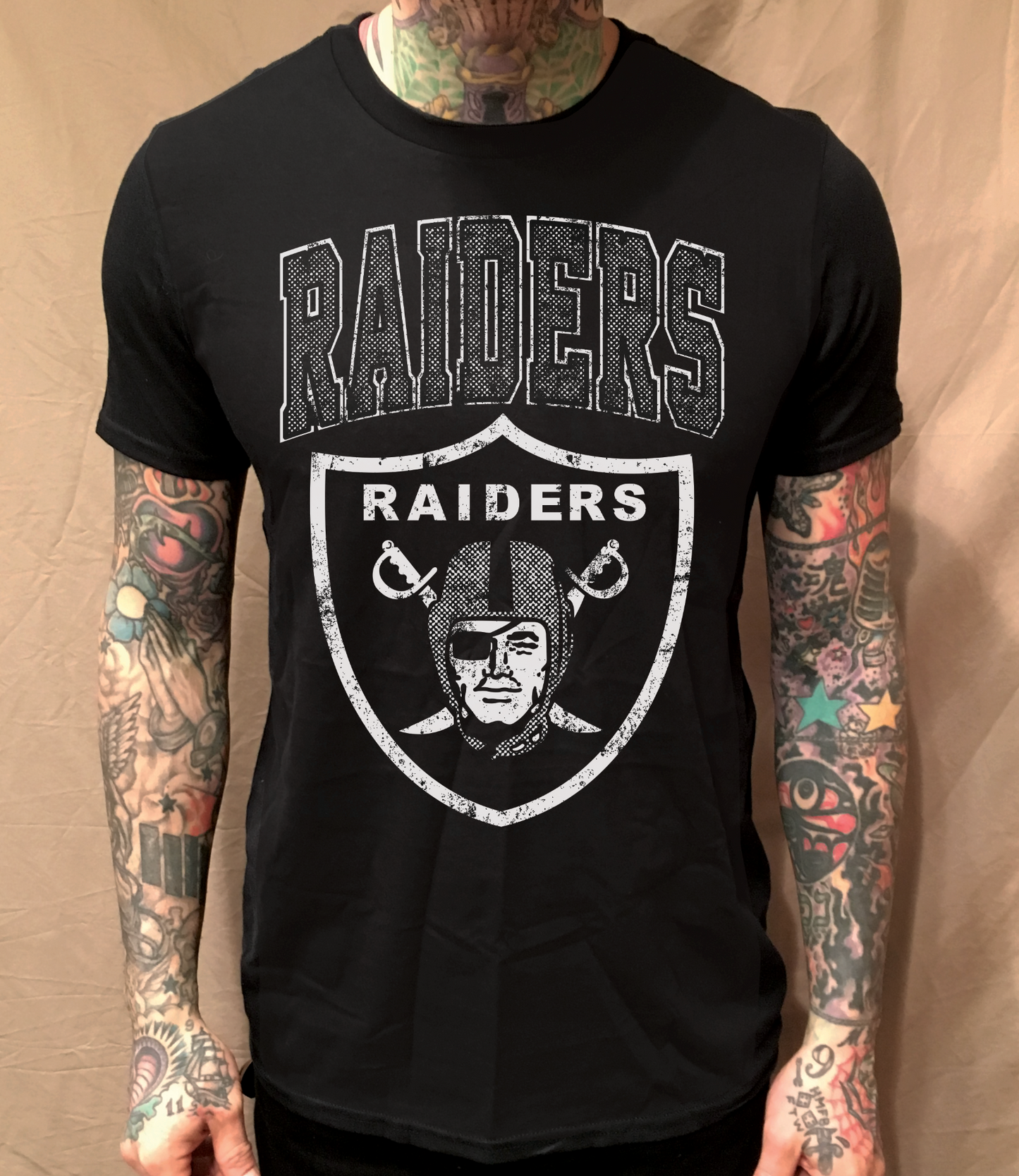 OLD SCHOOL VINTAGE RAIDERS TEXT SHIELD TEE - cristocatofficial