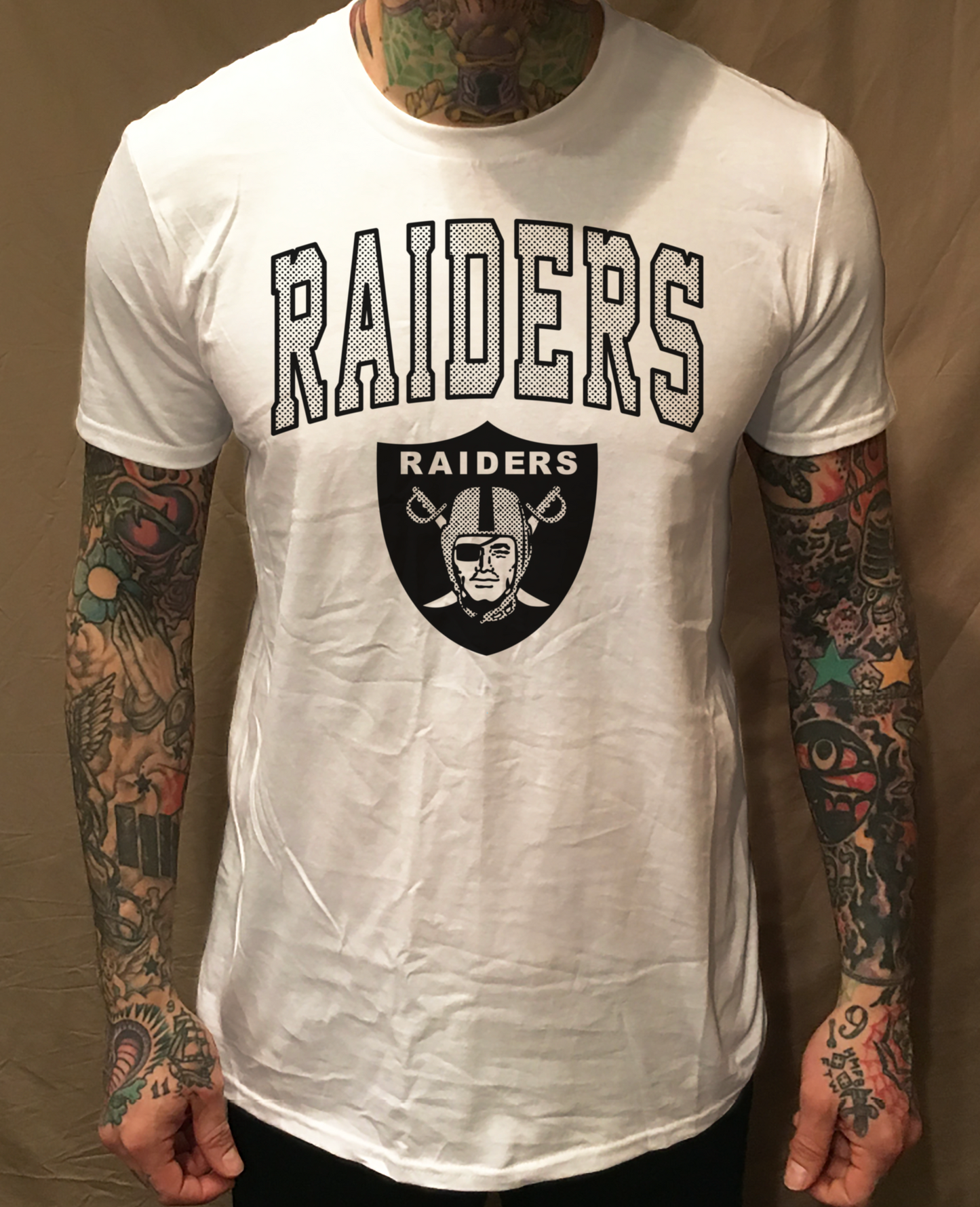 LOS RAIDERS ARCHED TEXT WHITE TEE - cristocatofficial