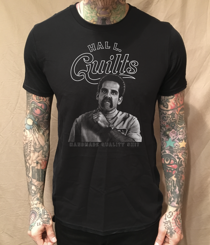HAL L. QUALITY QUILTS BLACK TEE - cristocatofficial
